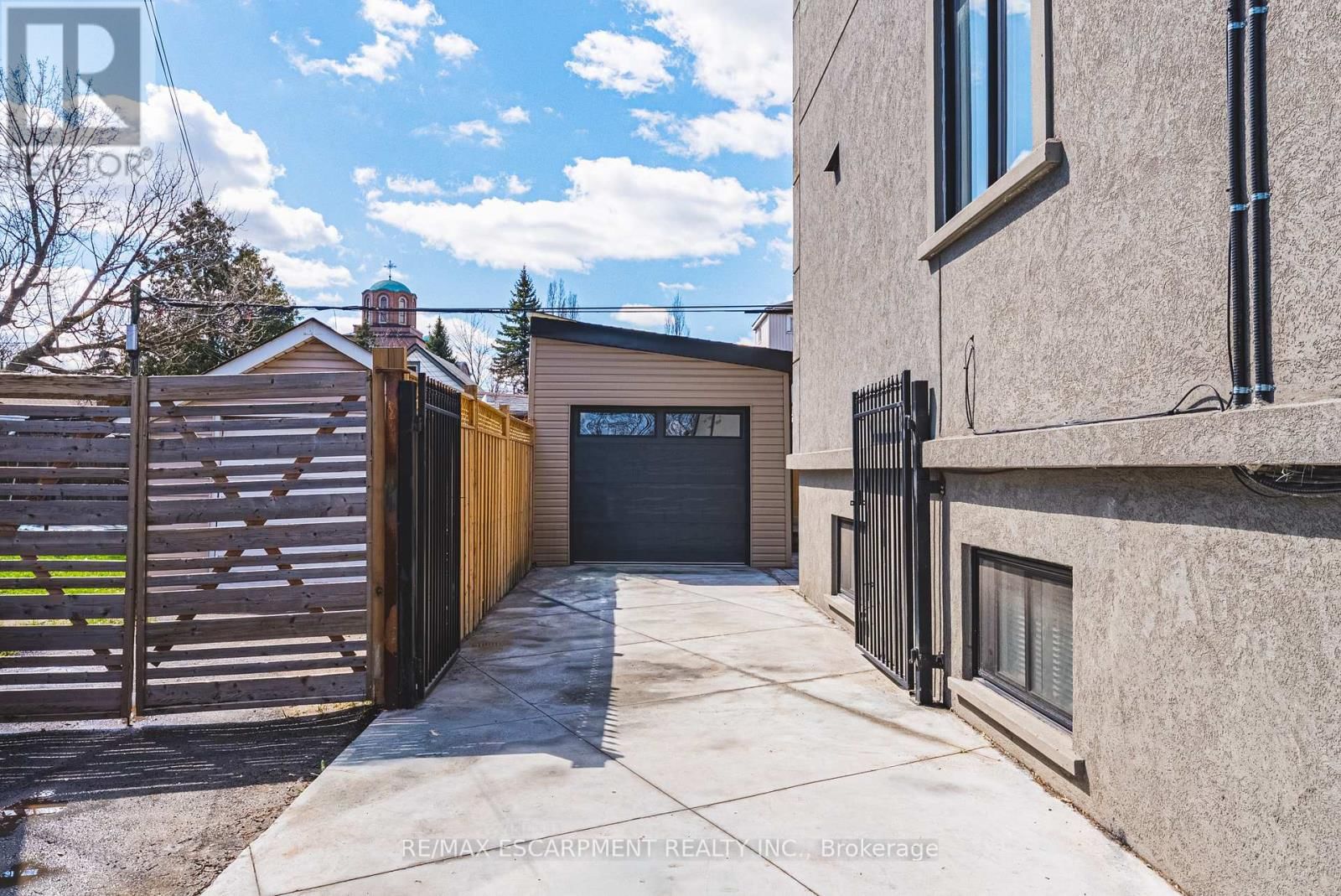 68 VANSITMART AVENUE NORTH Image 44