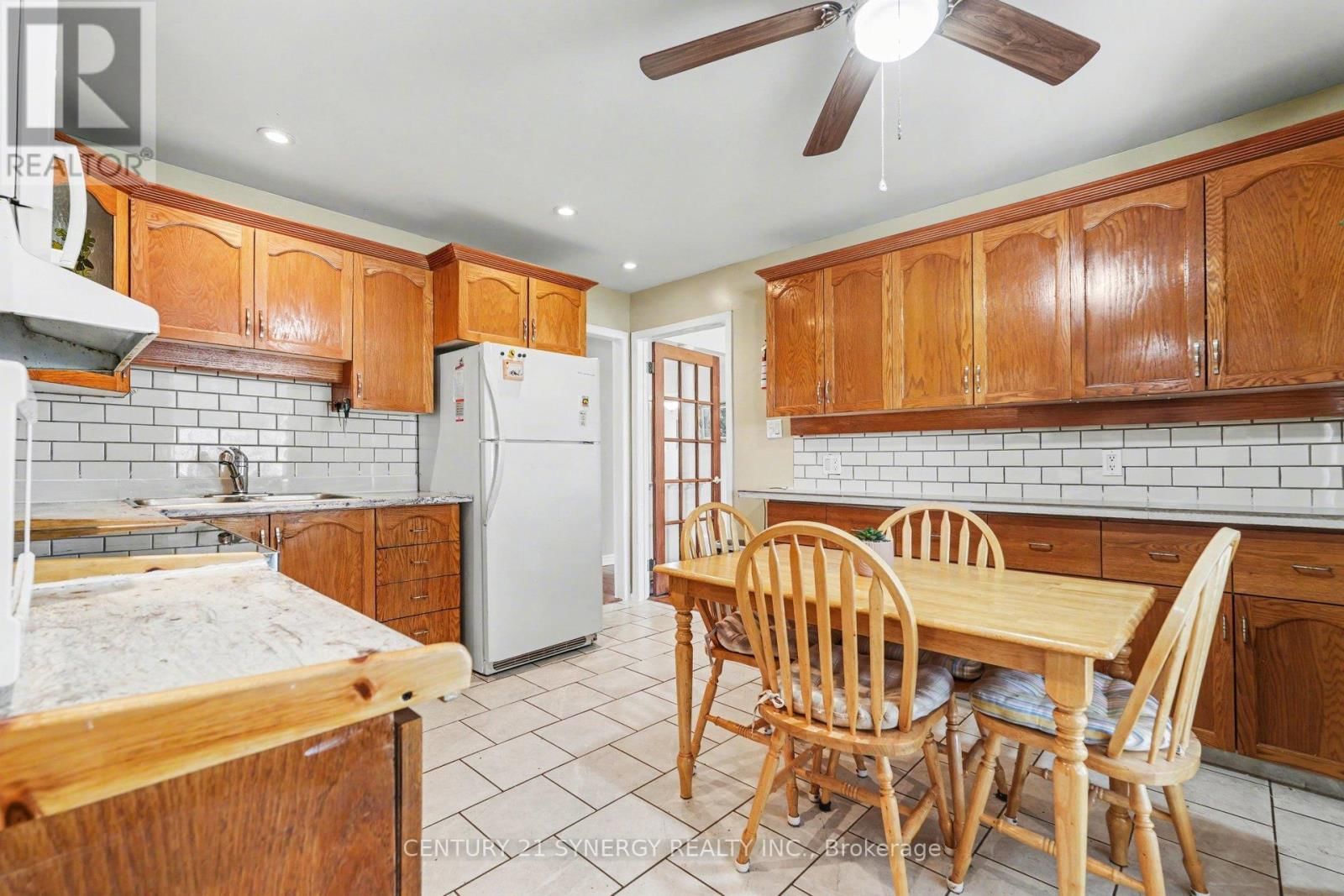 220 HIGHFIELD CRESCENT Image 12