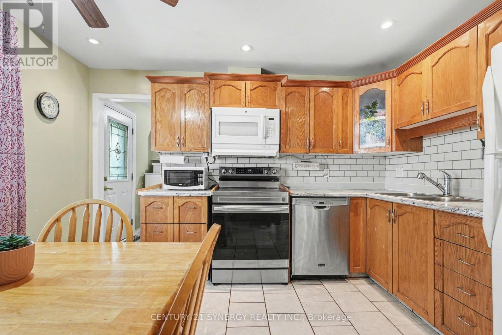 220 HIGHFIELD CRESCENT Image 13