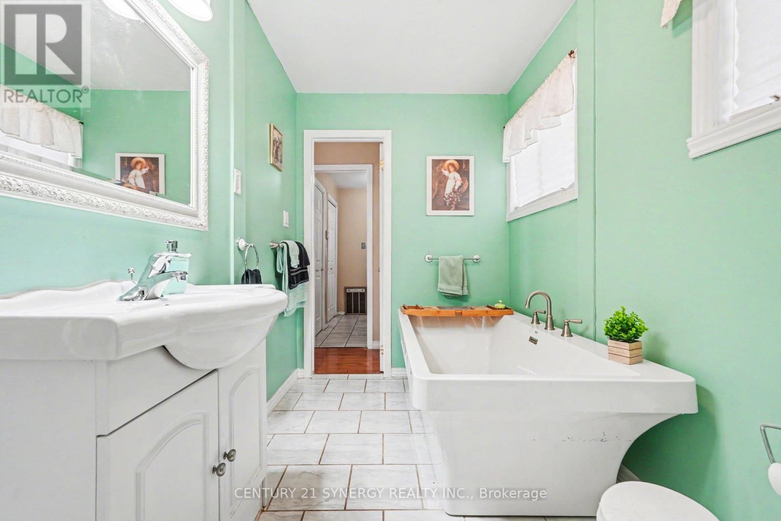 220 HIGHFIELD CRESCENT Image 24