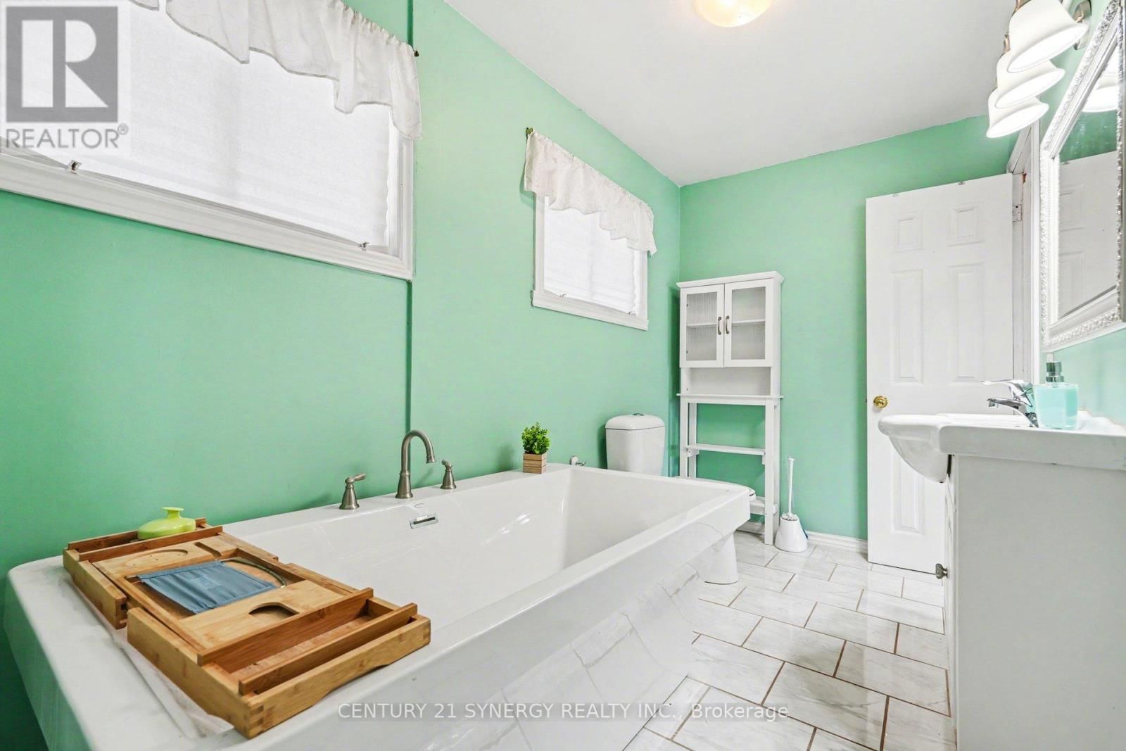 220 HIGHFIELD CRESCENT Image 25