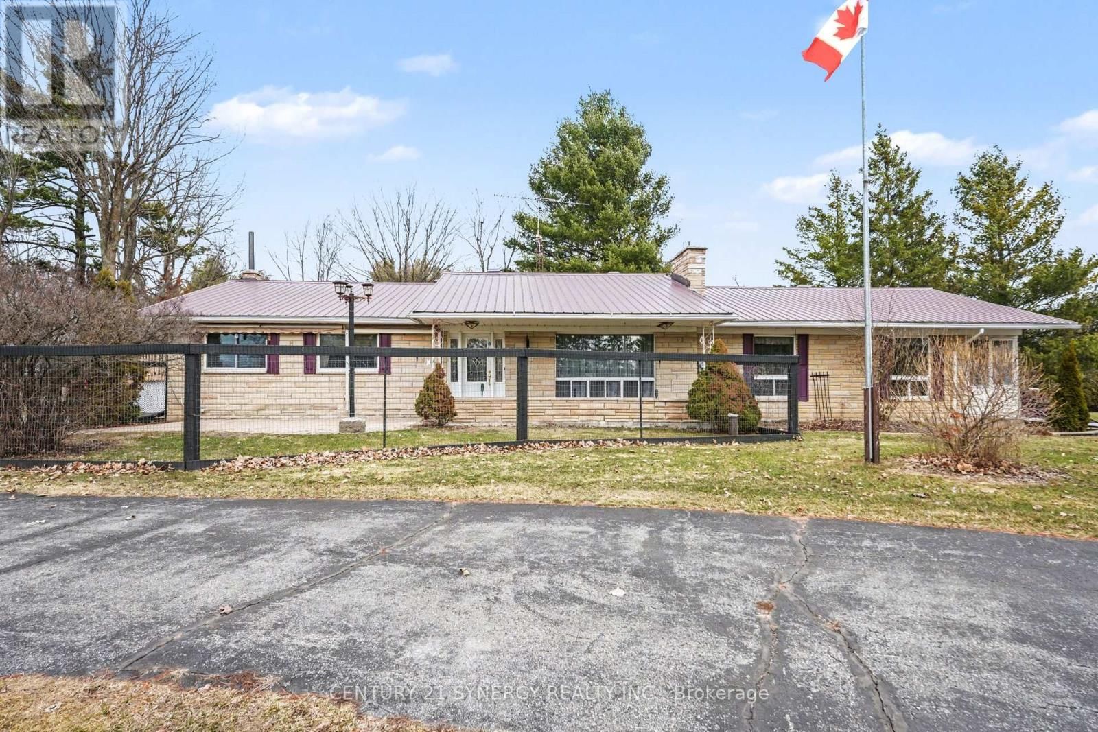 220 HIGHFIELD CRESCENT Image 45