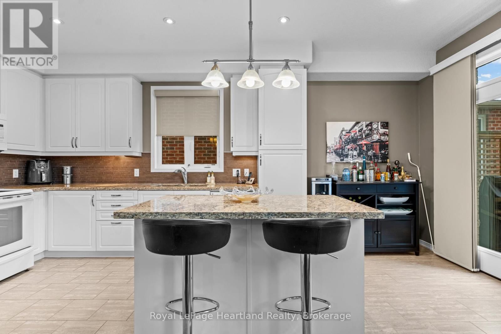 10 MACPHERSON AVENUE Image 15