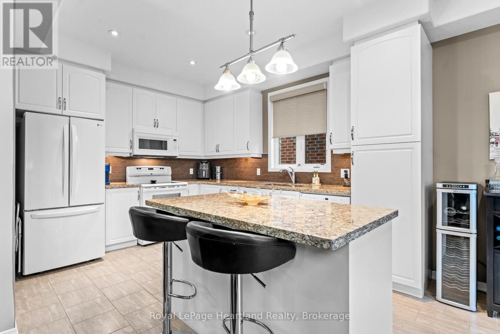 10 MACPHERSON AVENUE Image 16