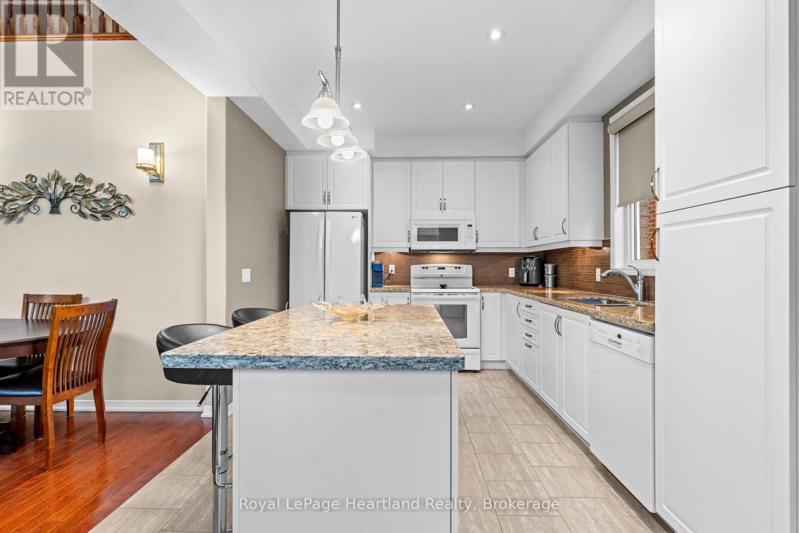 10 MACPHERSON AVENUE Image 17