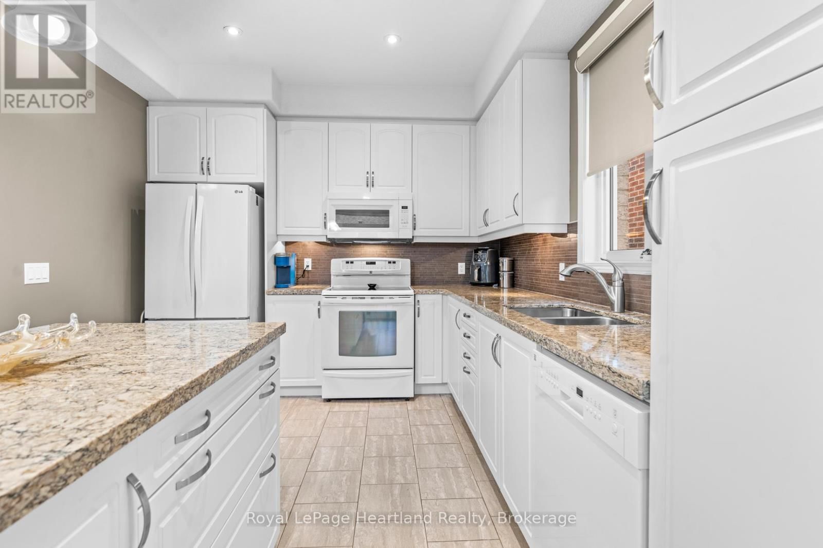 10 MACPHERSON AVENUE Image 18