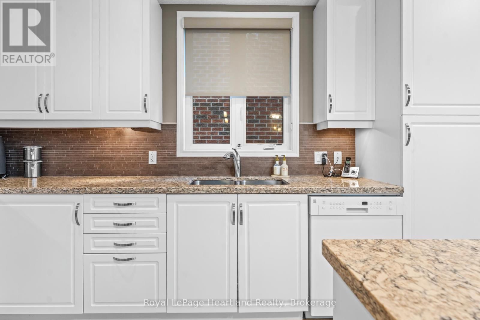 10 MACPHERSON AVENUE Image 20