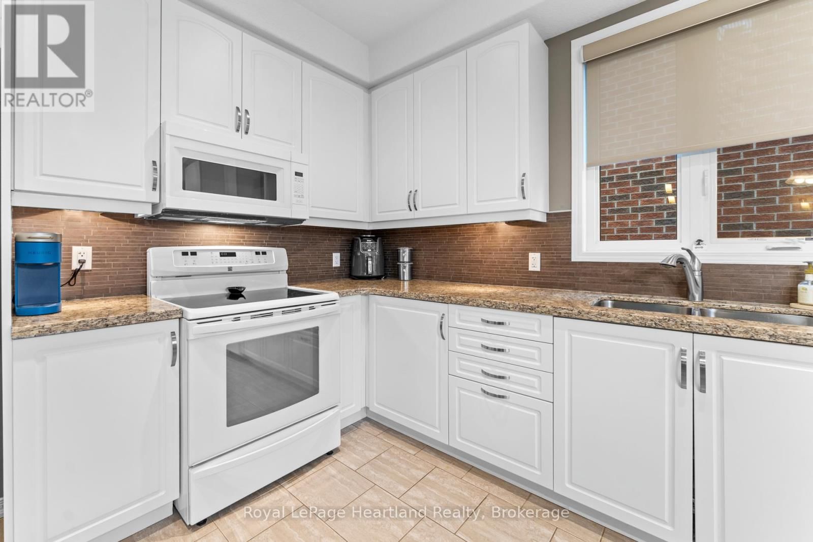 10 MACPHERSON AVENUE Image 21