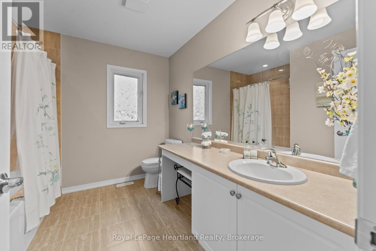 10 MACPHERSON AVENUE Image 32