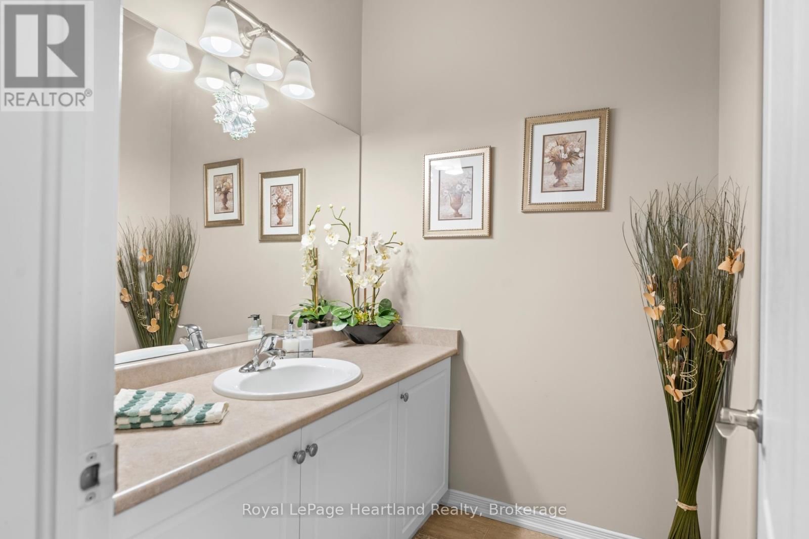 10 MACPHERSON AVENUE Image 9