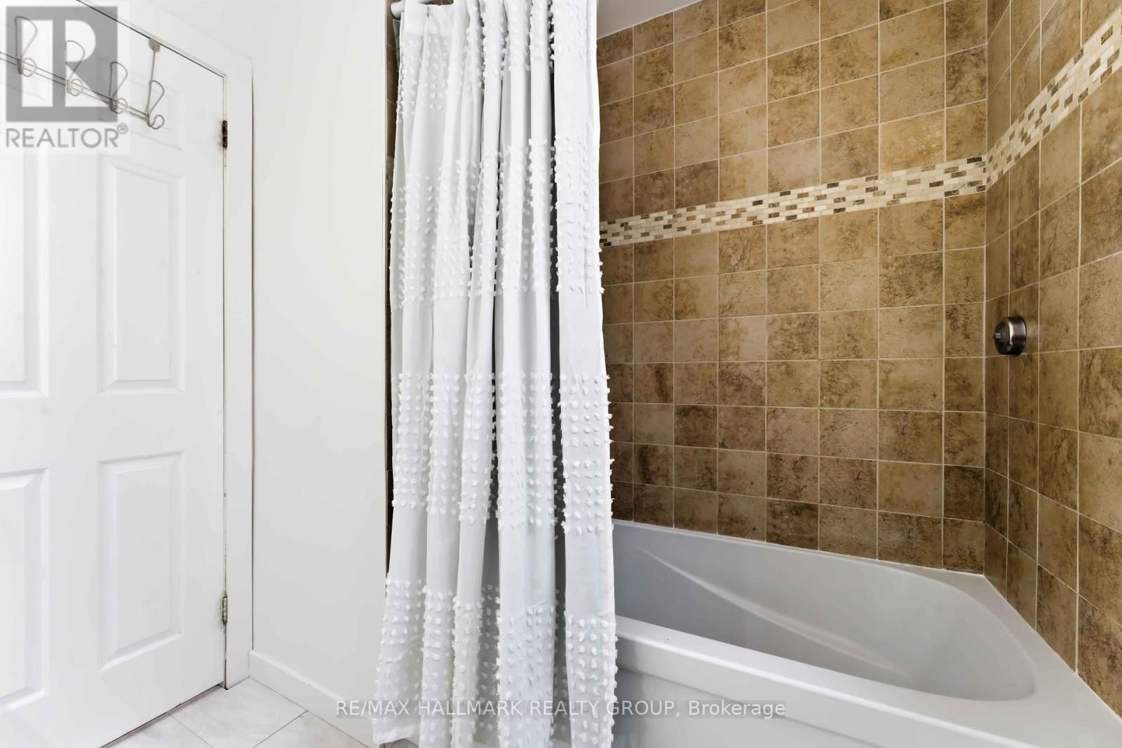 1091 BURGUNDY LANE Image 28