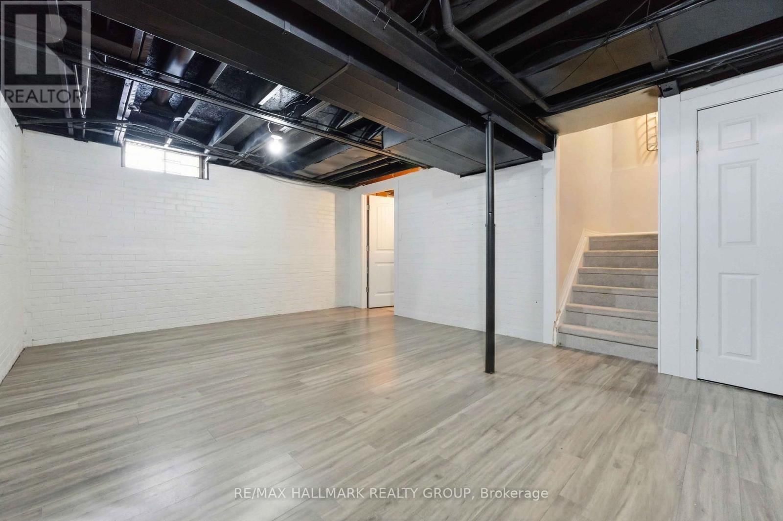 1091 BURGUNDY LANE Image 30