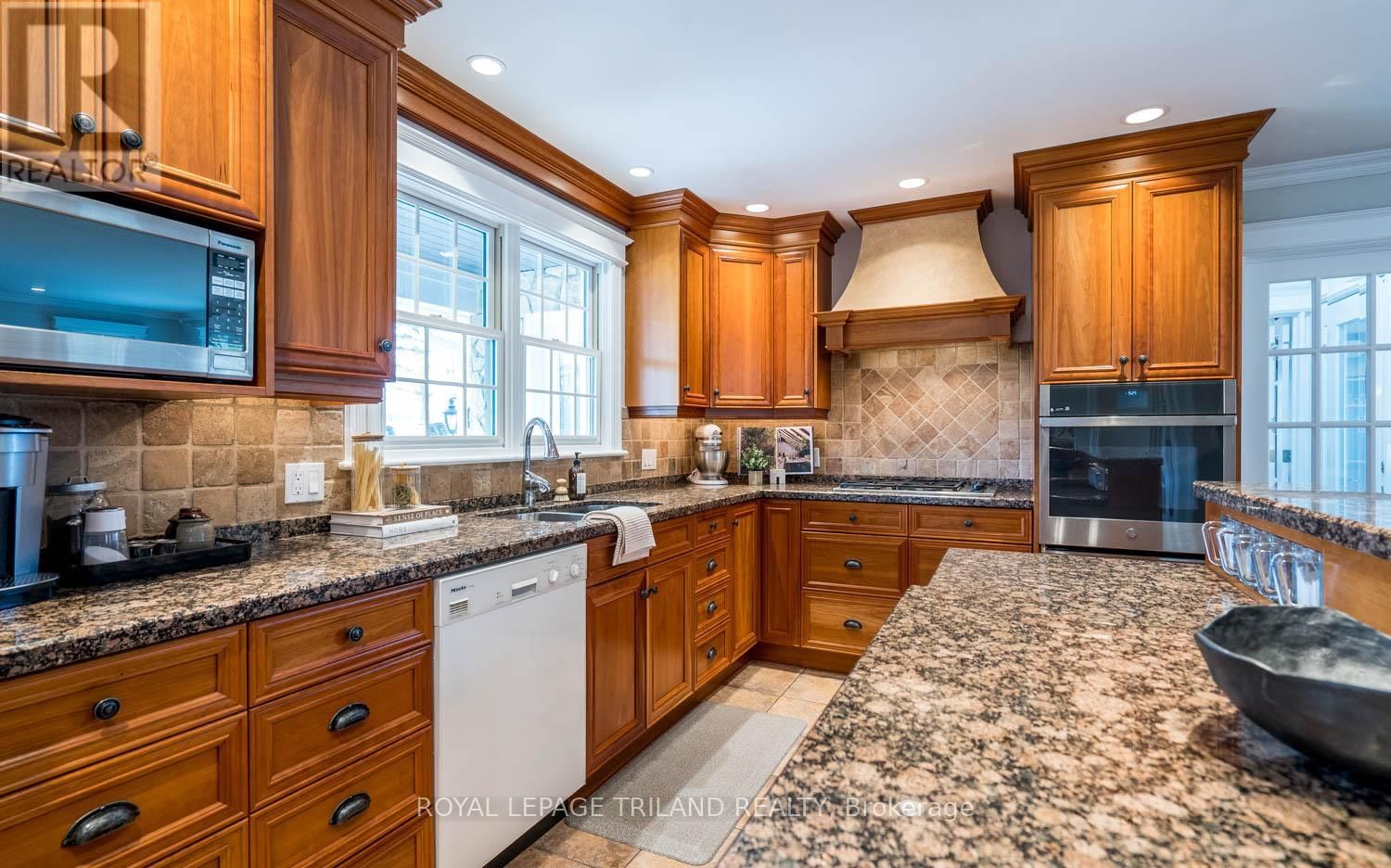 2416 SUNNINGDALE ROAD WEST Image 10