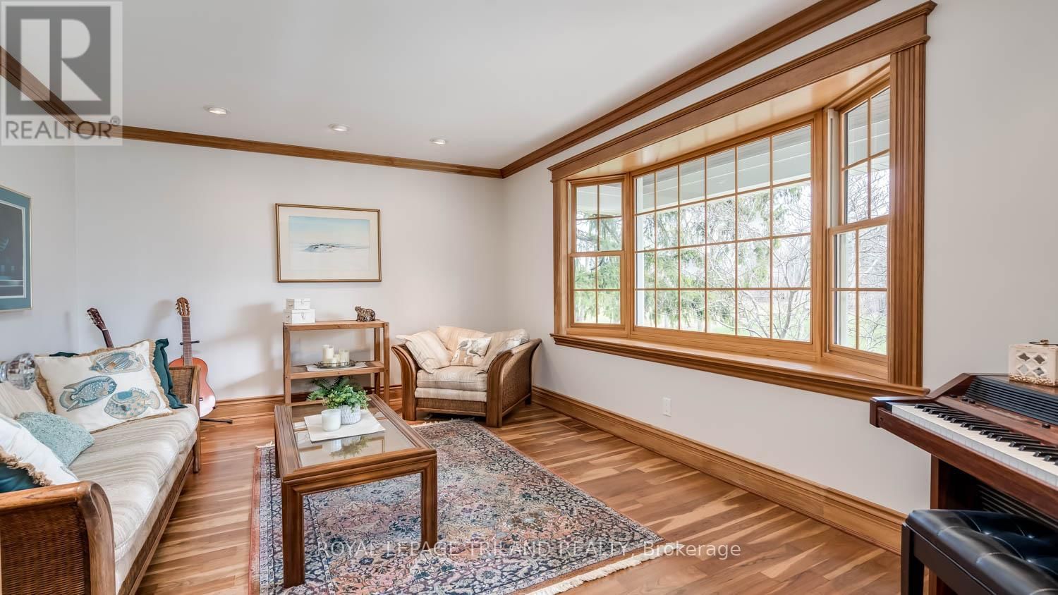 2416 SUNNINGDALE ROAD WEST Image 17