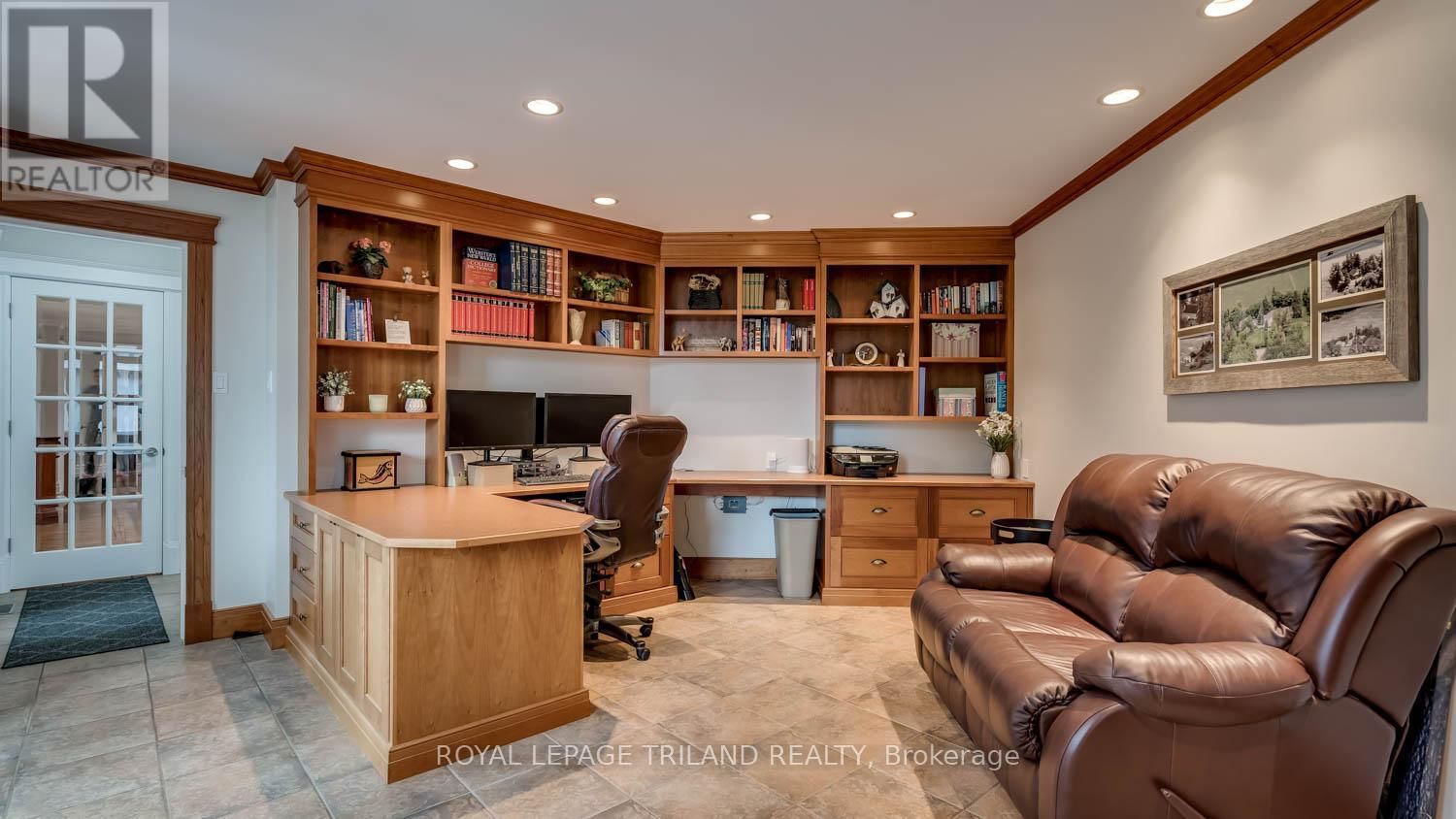 2416 SUNNINGDALE ROAD WEST Image 19