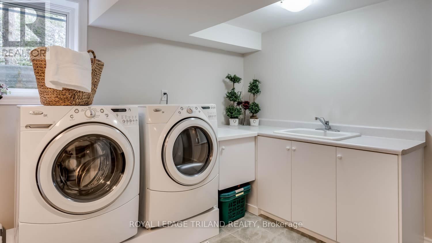 2416 SUNNINGDALE ROAD WEST Image 25