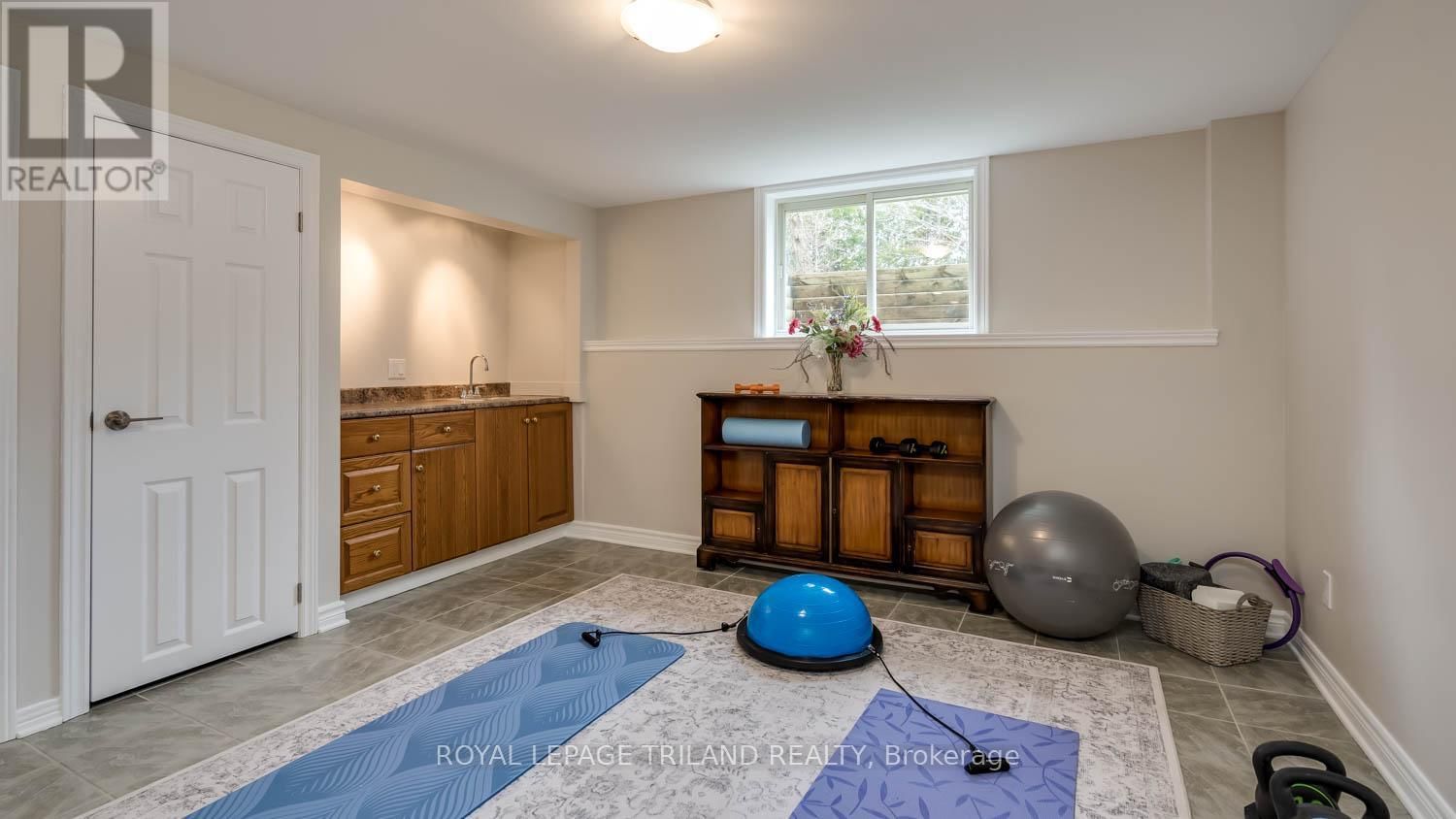 2416 SUNNINGDALE ROAD WEST Image 27