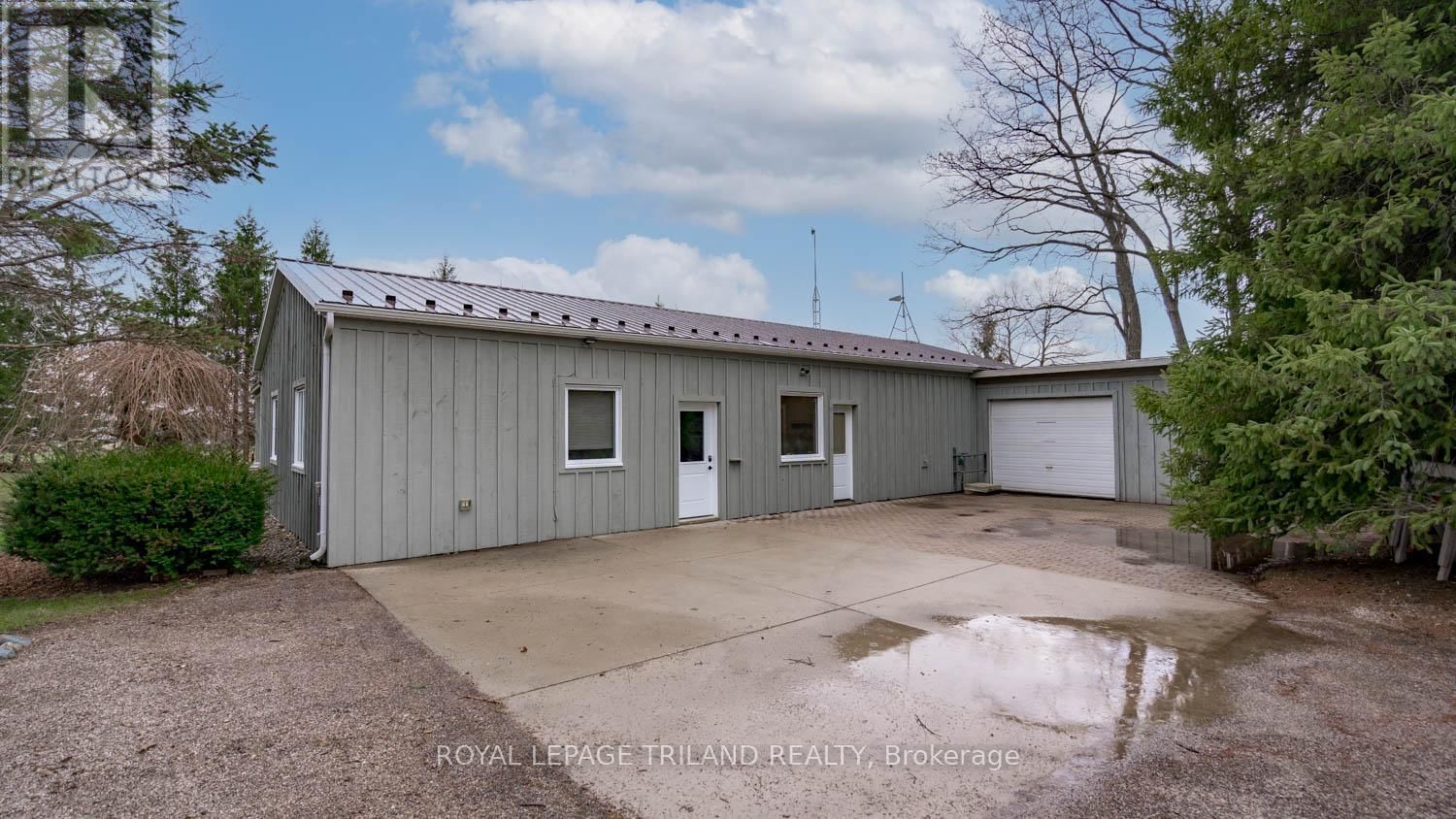 2416 SUNNINGDALE ROAD WEST Image 31