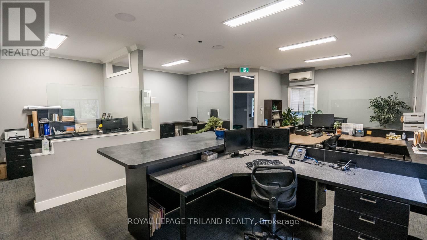 2416 SUNNINGDALE ROAD WEST Image 34