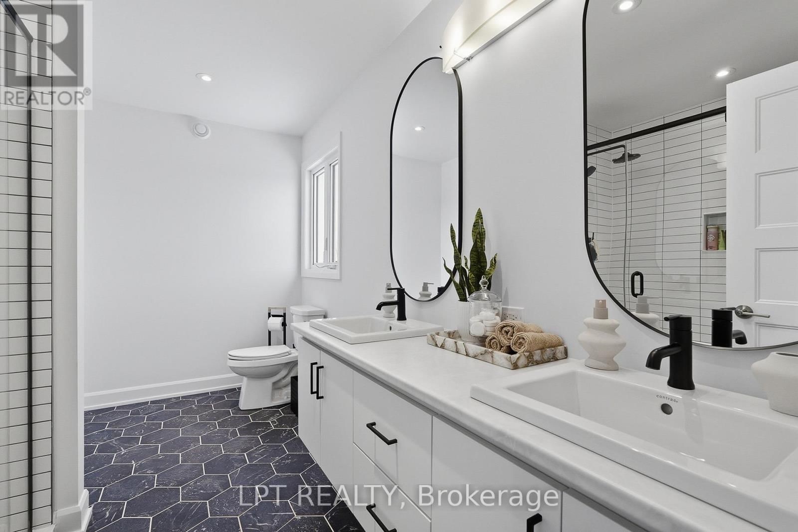 301 MOONLIGHT DRIVE Image 24