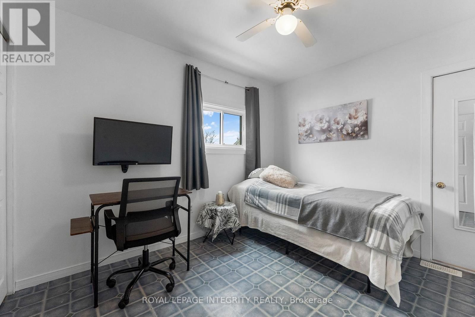 651 LORNE STREET WEST Image 13