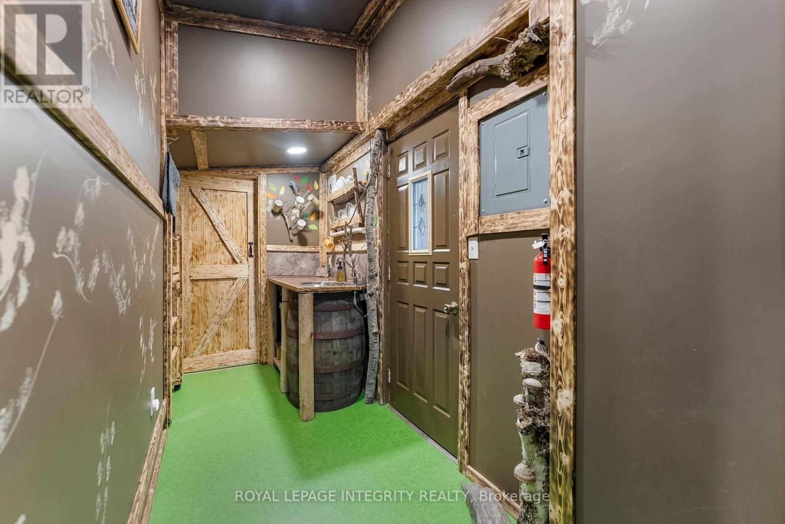 651 LORNE STREET WEST Image 20