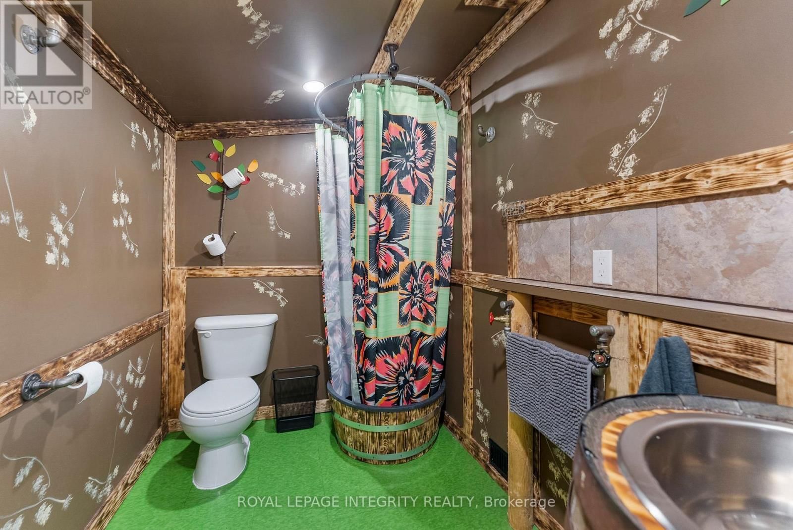 651 LORNE STREET WEST Image 21