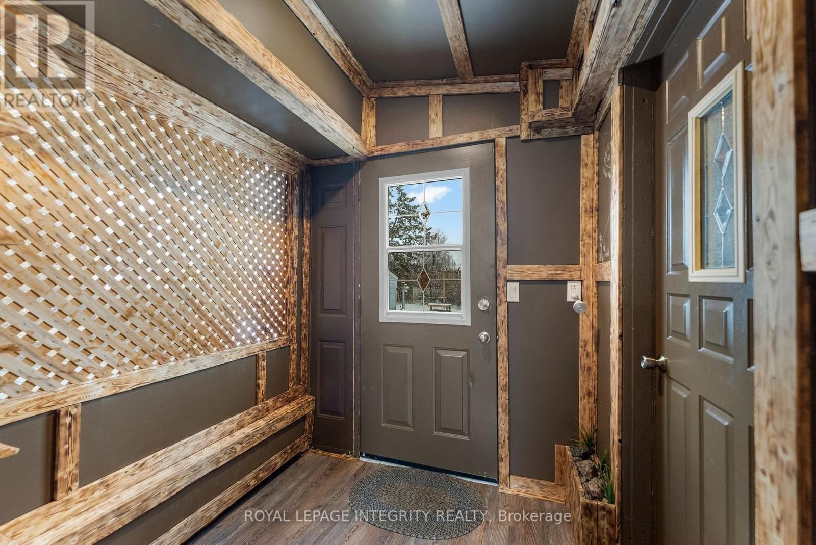 651 LORNE STREET WEST Image 22