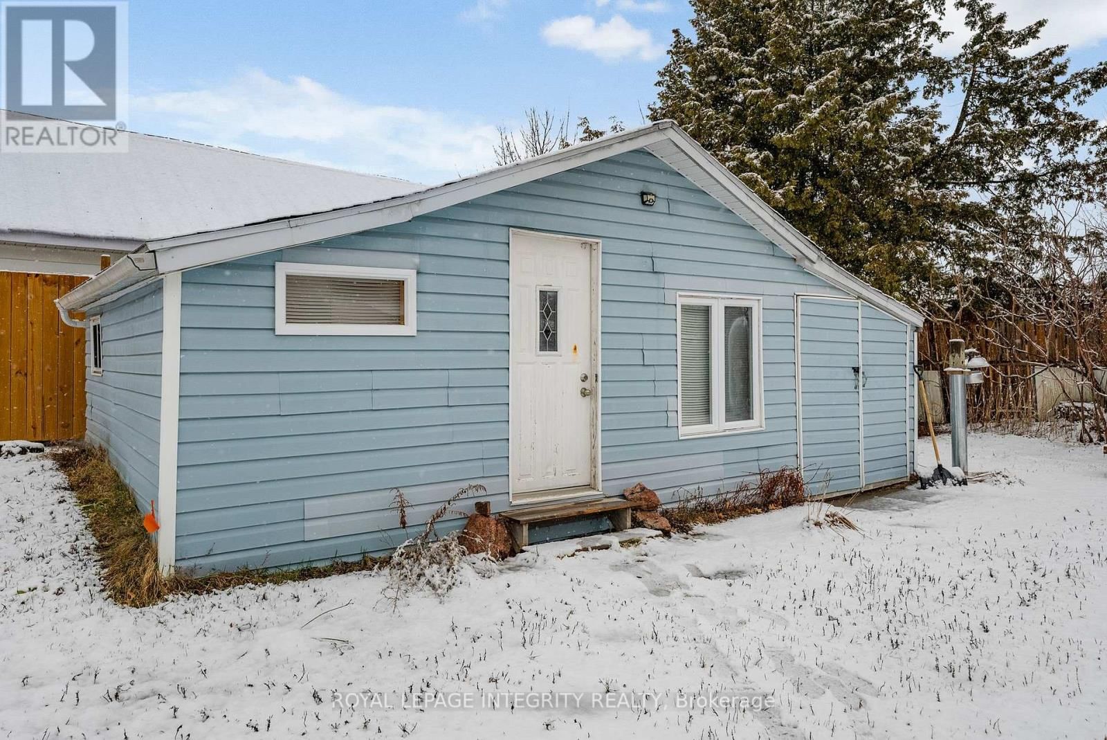 651 LORNE STREET WEST Image 24