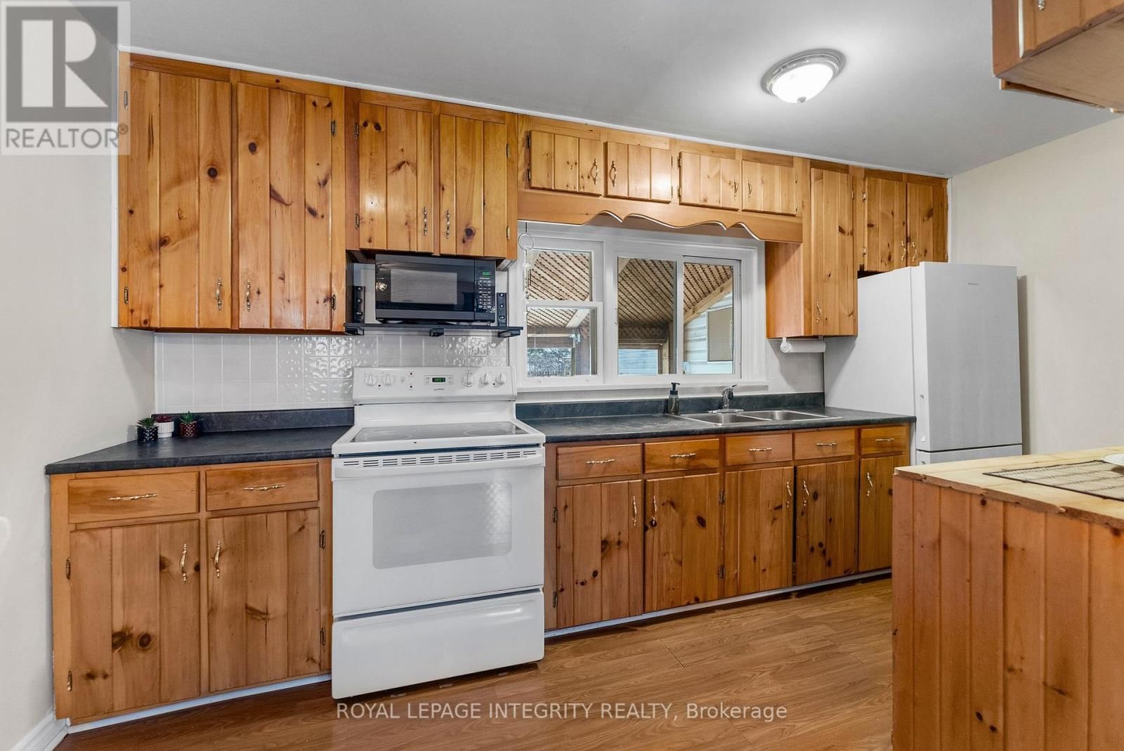 651 LORNE STREET WEST Image 5