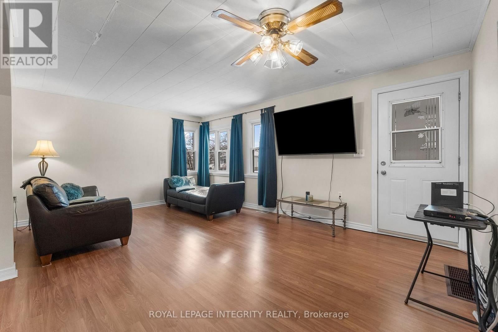 651 LORNE STREET WEST Image 7