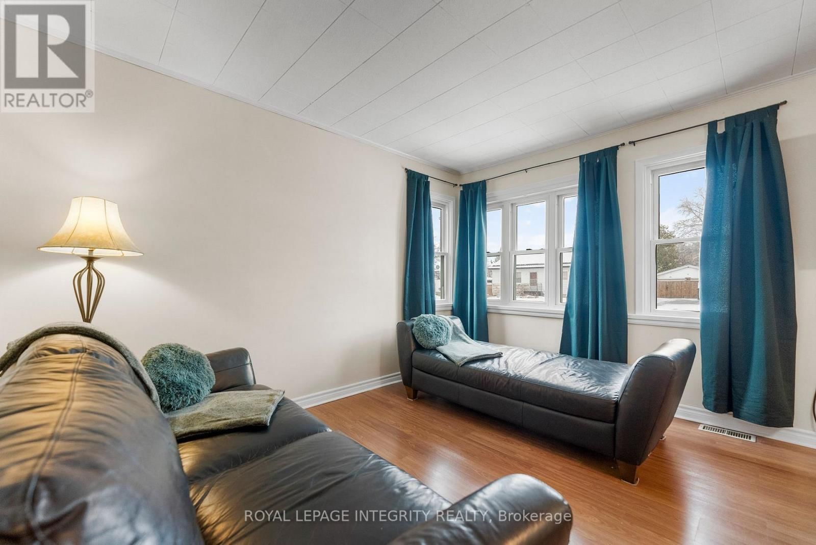 651 LORNE STREET WEST Image 8