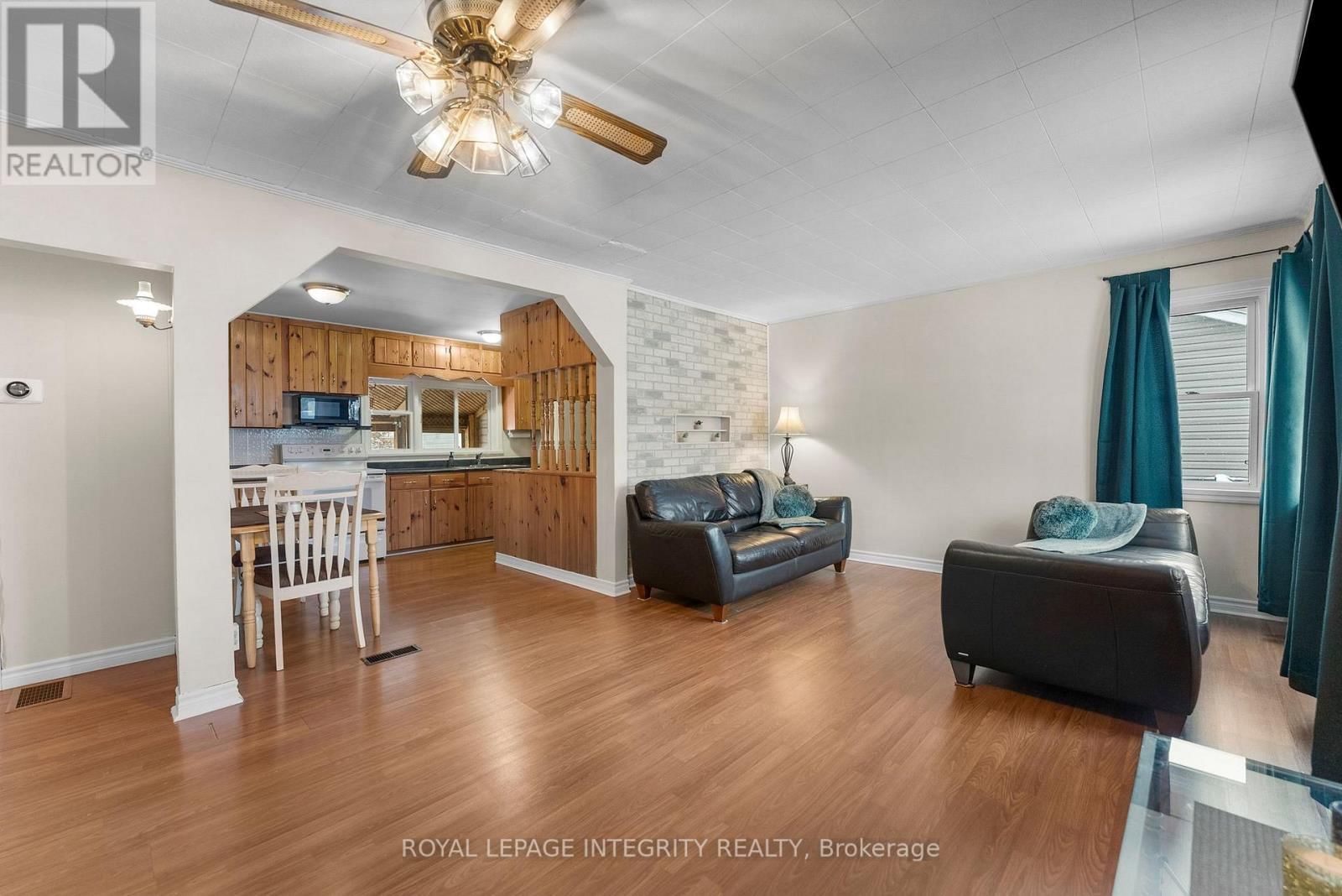 651 LORNE STREET WEST Image 9