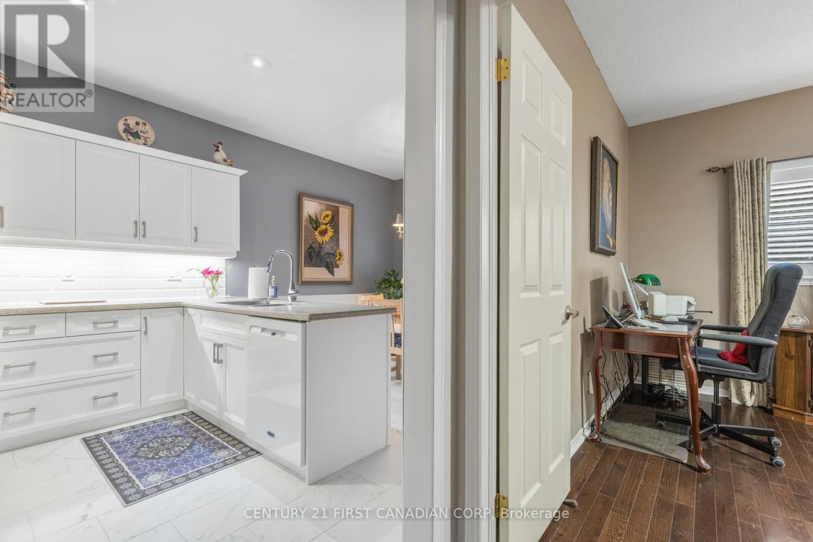 1 - 205 NORTH CENTRE ROAD Image 15