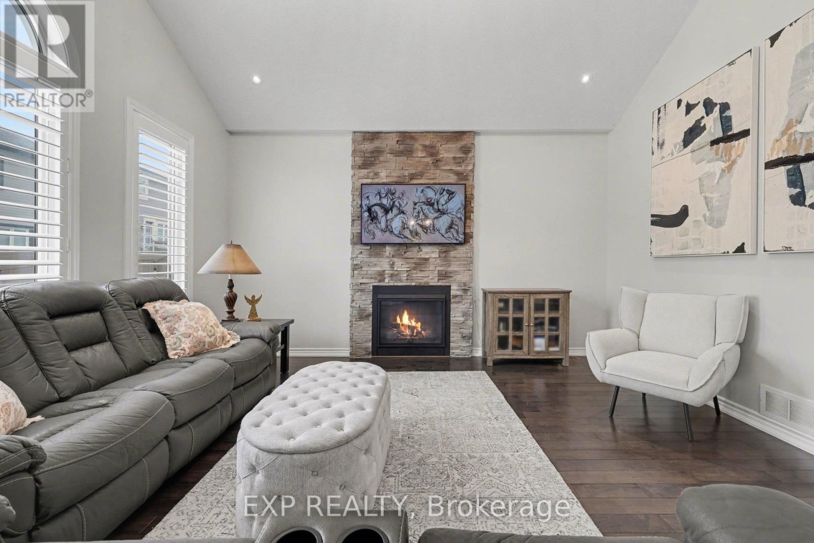 73 BRISTLING CRESCENT Image 17