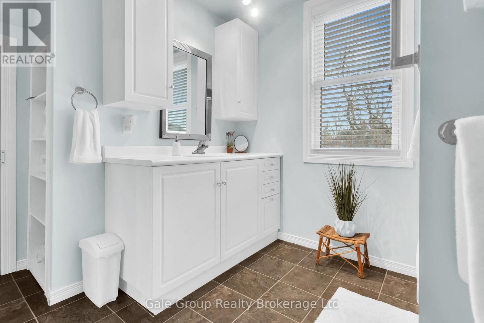 12 OXFORD STREET EAST Image 21