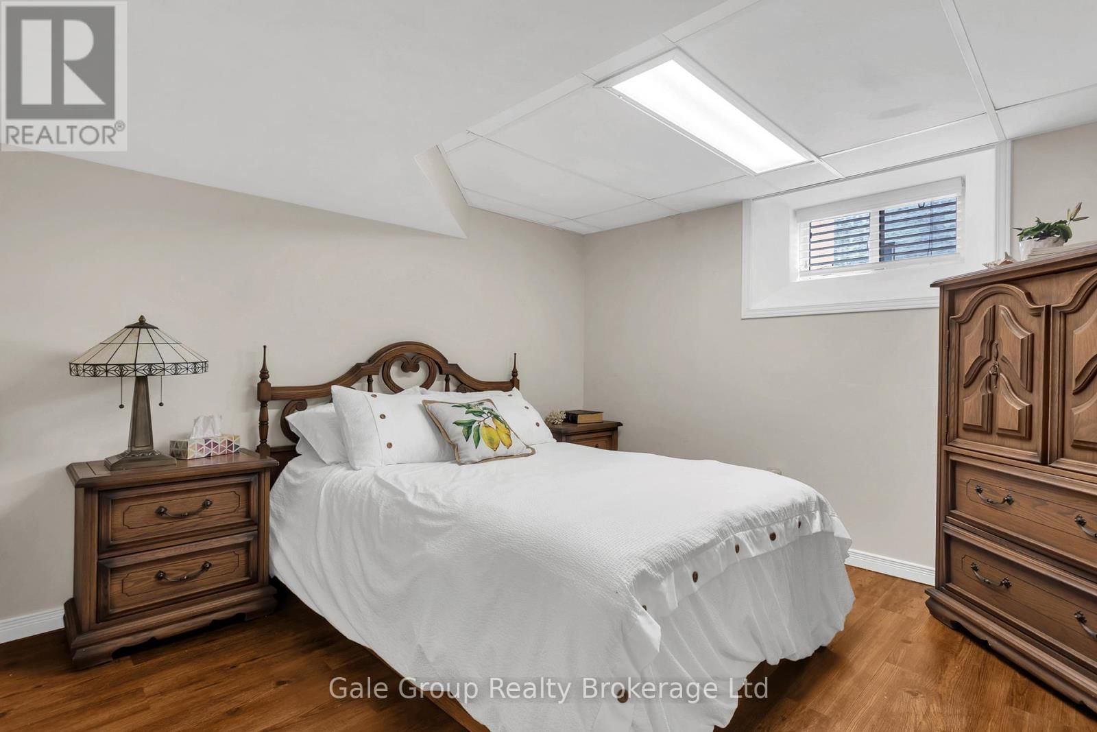 12 OXFORD STREET EAST Image 25