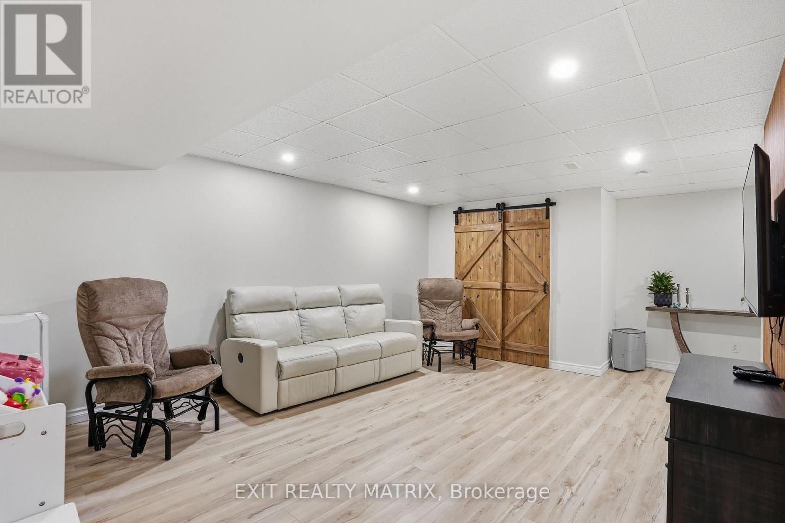 730 DES CHENES STREET Image 19