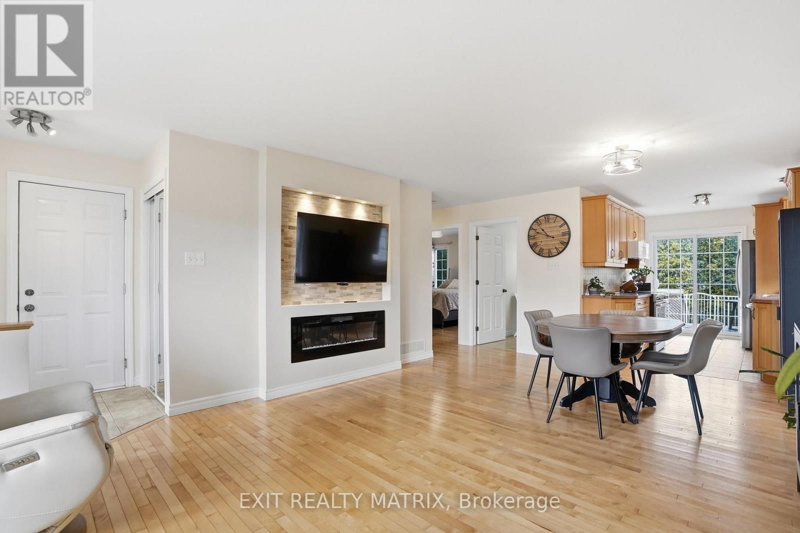 730 DES CHENES STREET Image 5