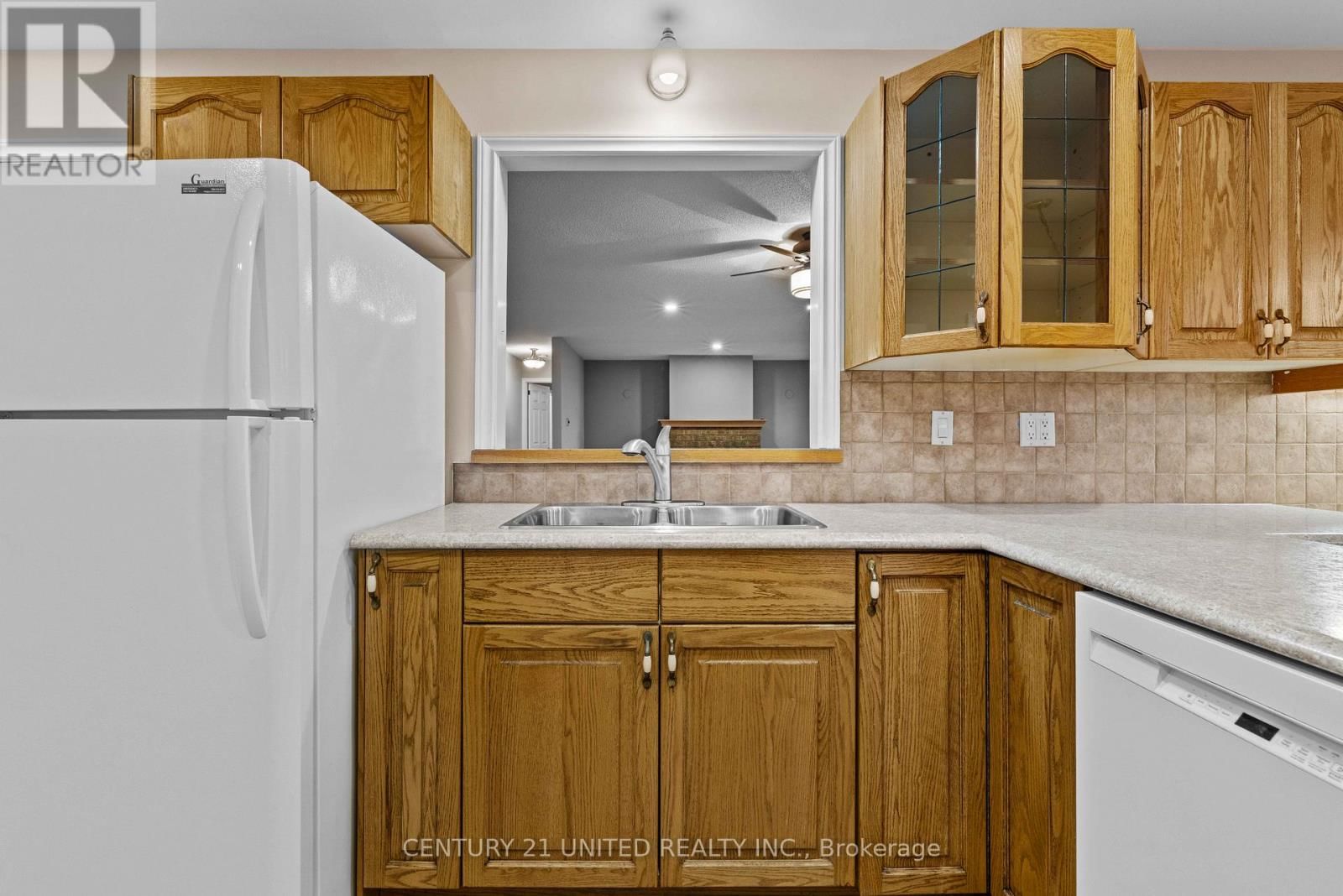 3 - 660 WHITAKER STREET Image 19