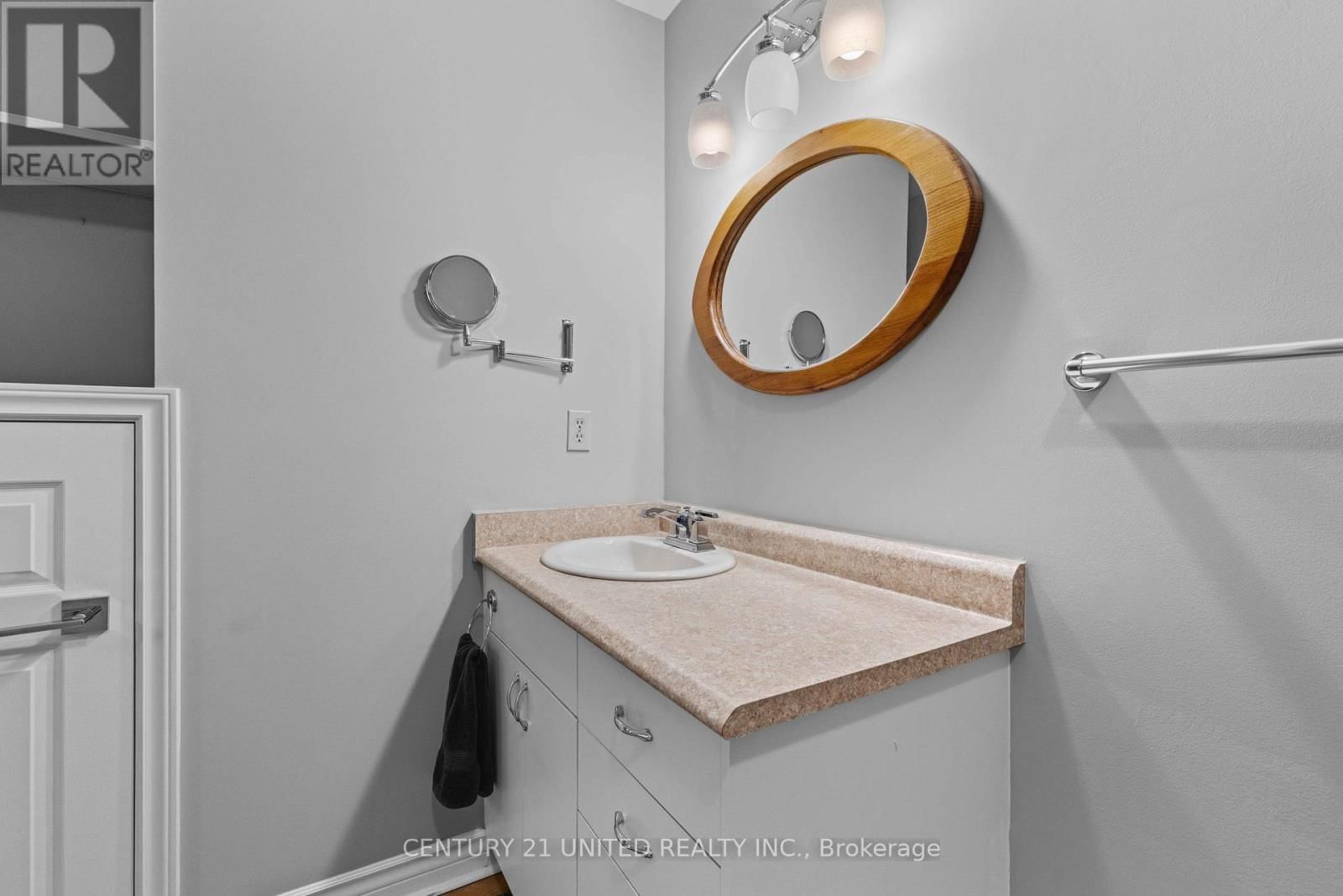 3 - 660 WHITAKER STREET Image 26