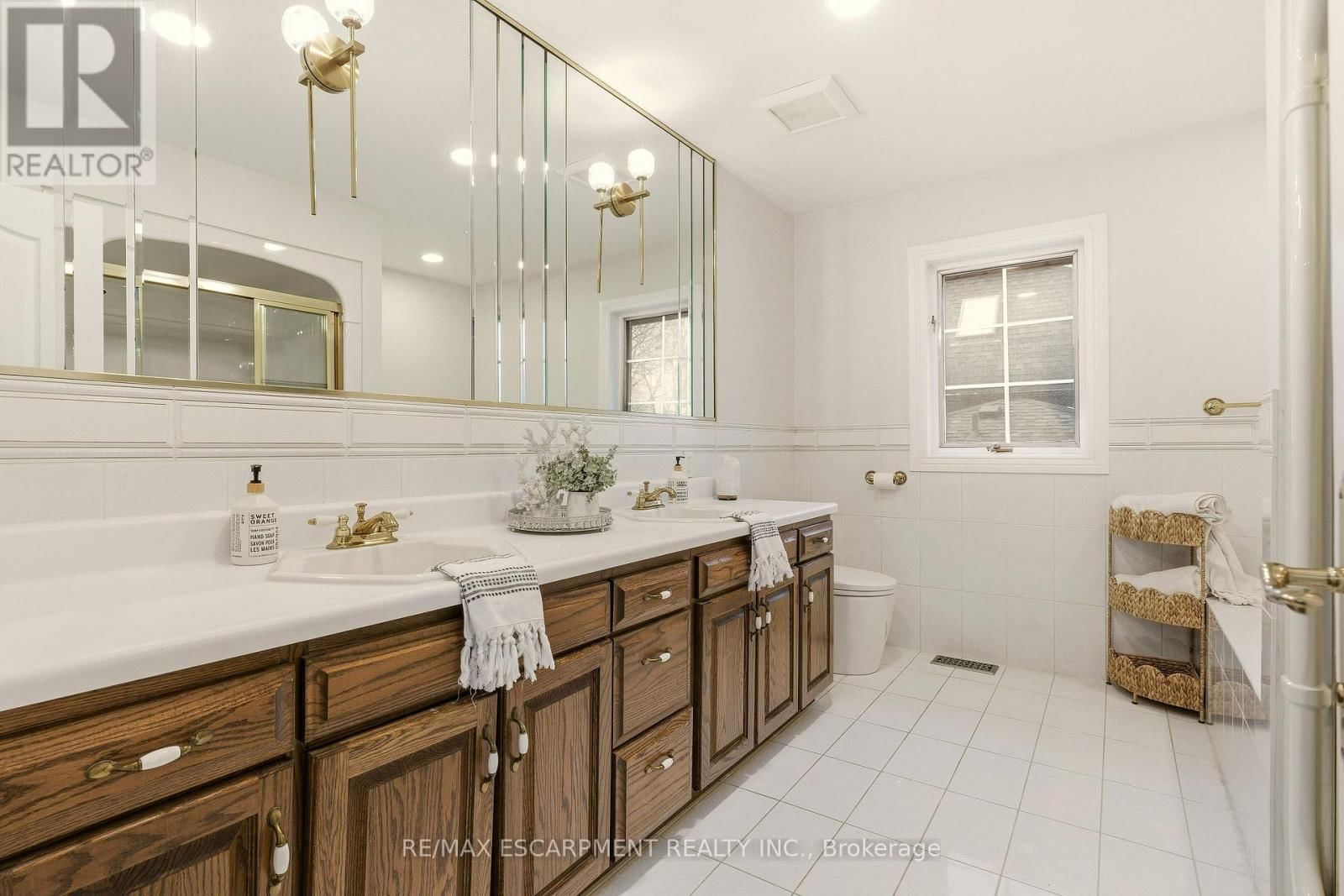 82 MAPLE DRIVE Image 26