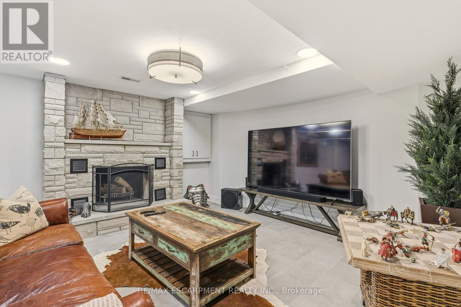 82 MAPLE DRIVE Image 36