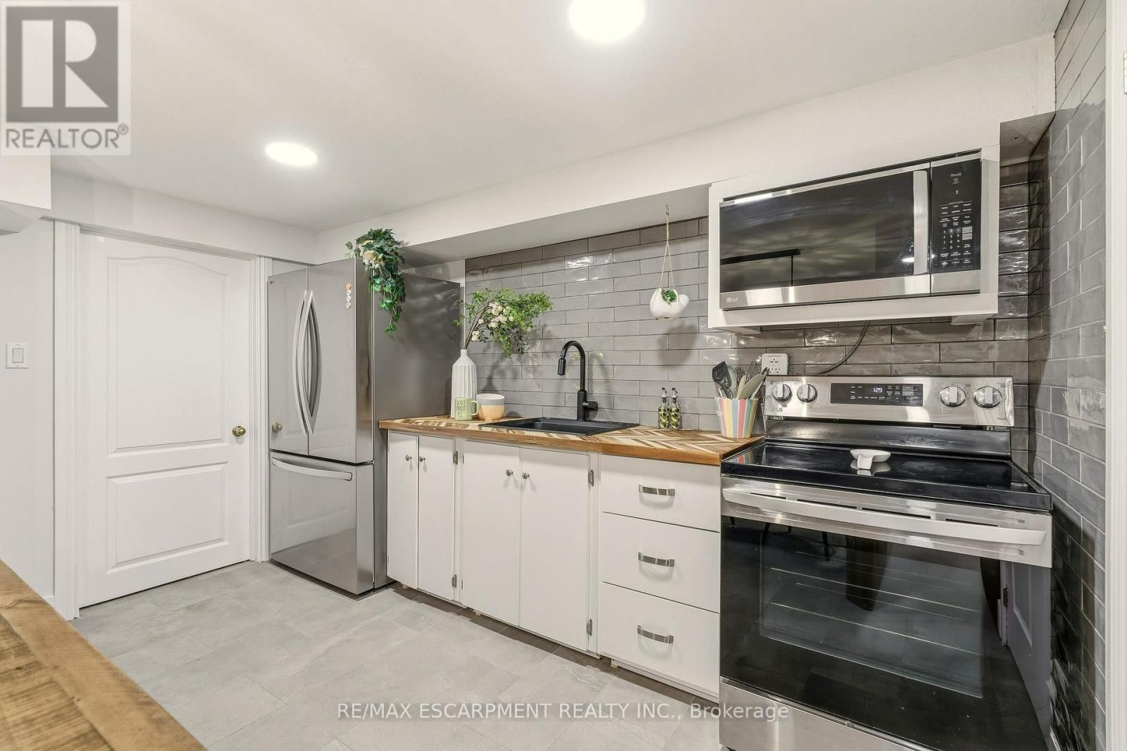 82 MAPLE DRIVE Image 40