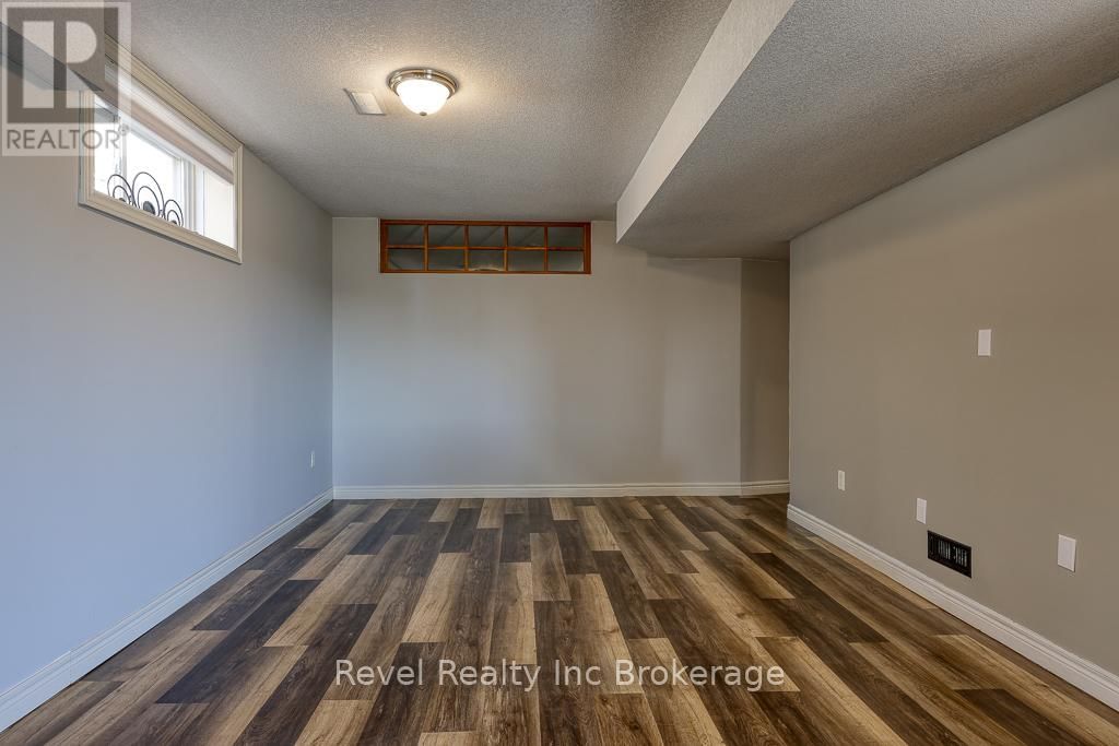 7 WOODHATCH CRESCENT Image 31