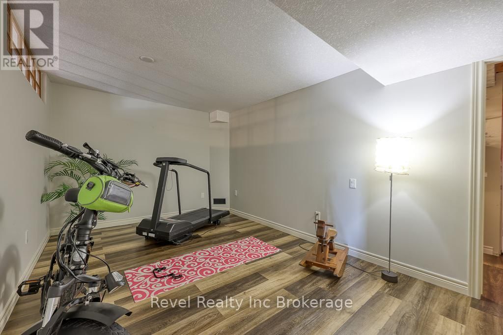 7 WOODHATCH CRESCENT Image 32