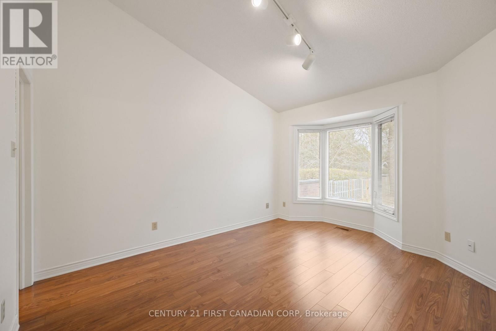 12 - 90 ONTARIO STREET SOUTH Image 21