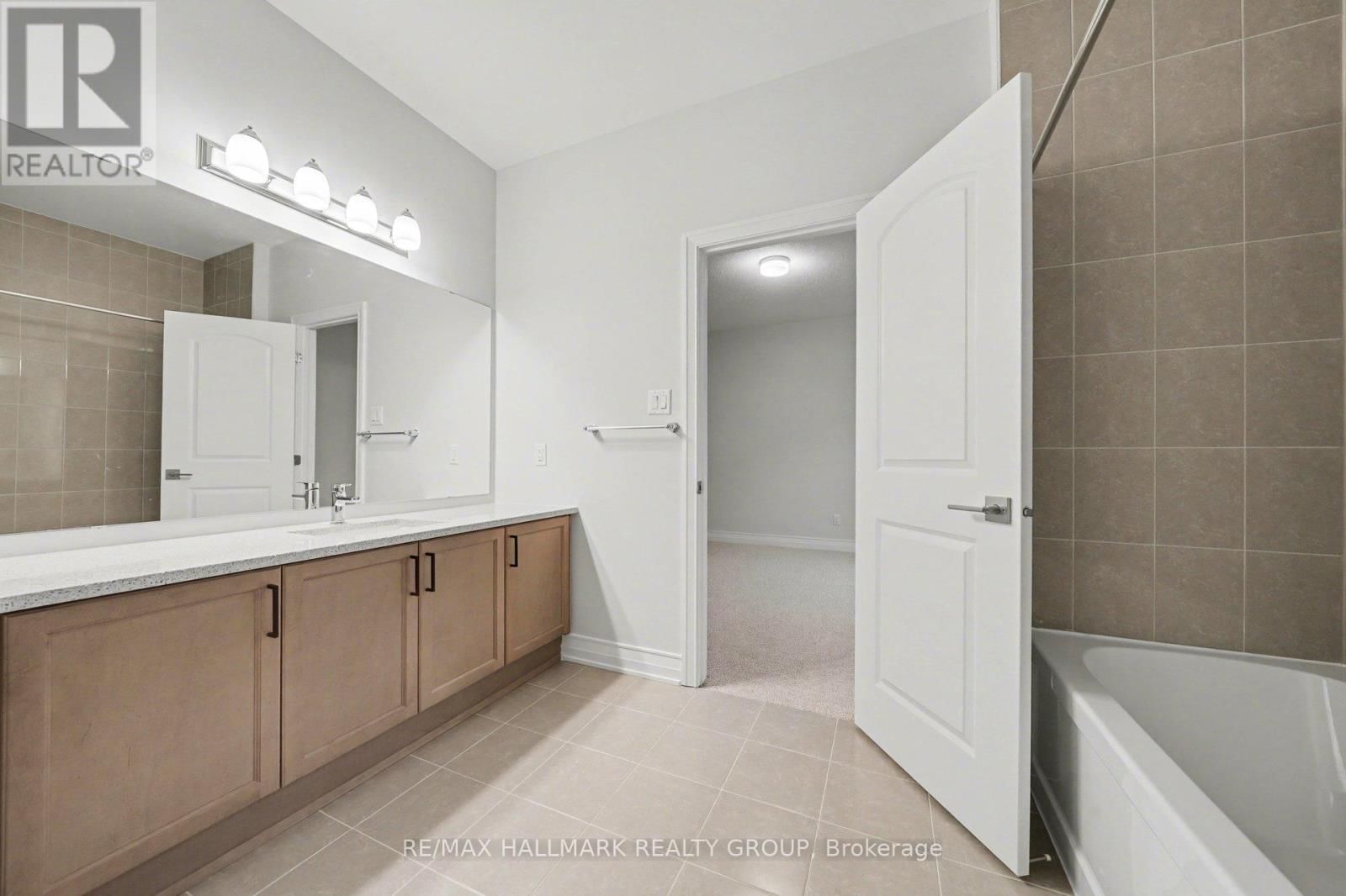 122 VIBURNUM TERRACE Image 18