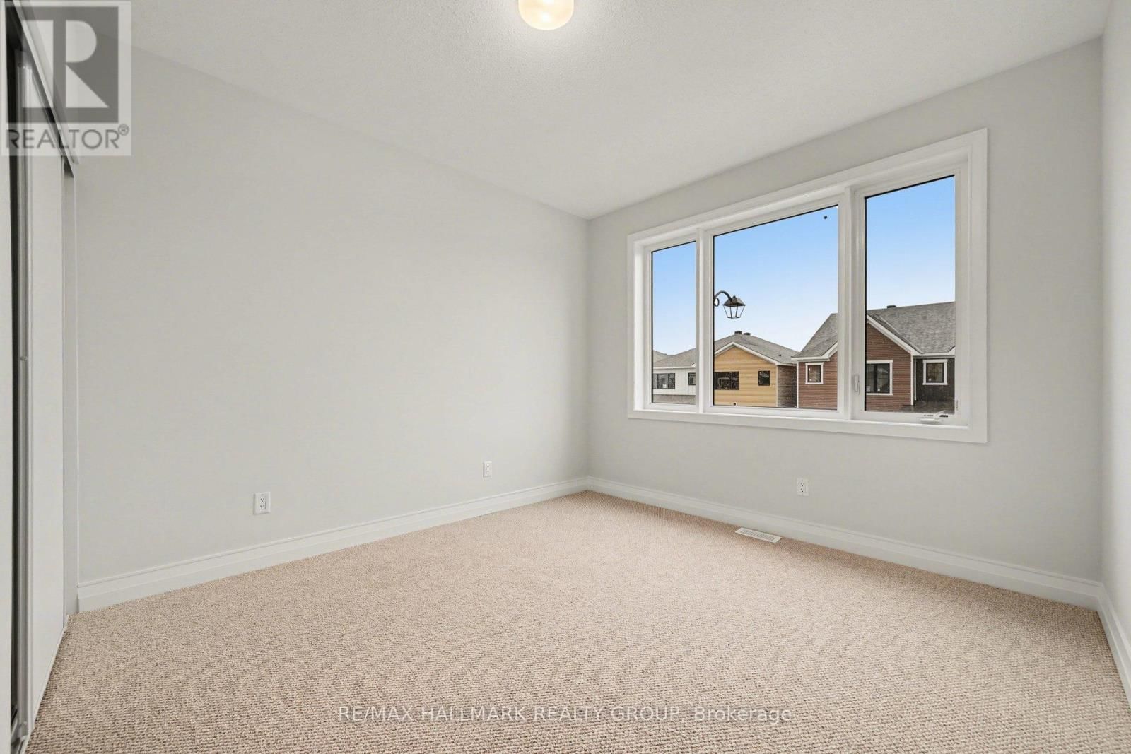 122 VIBURNUM TERRACE Image 19