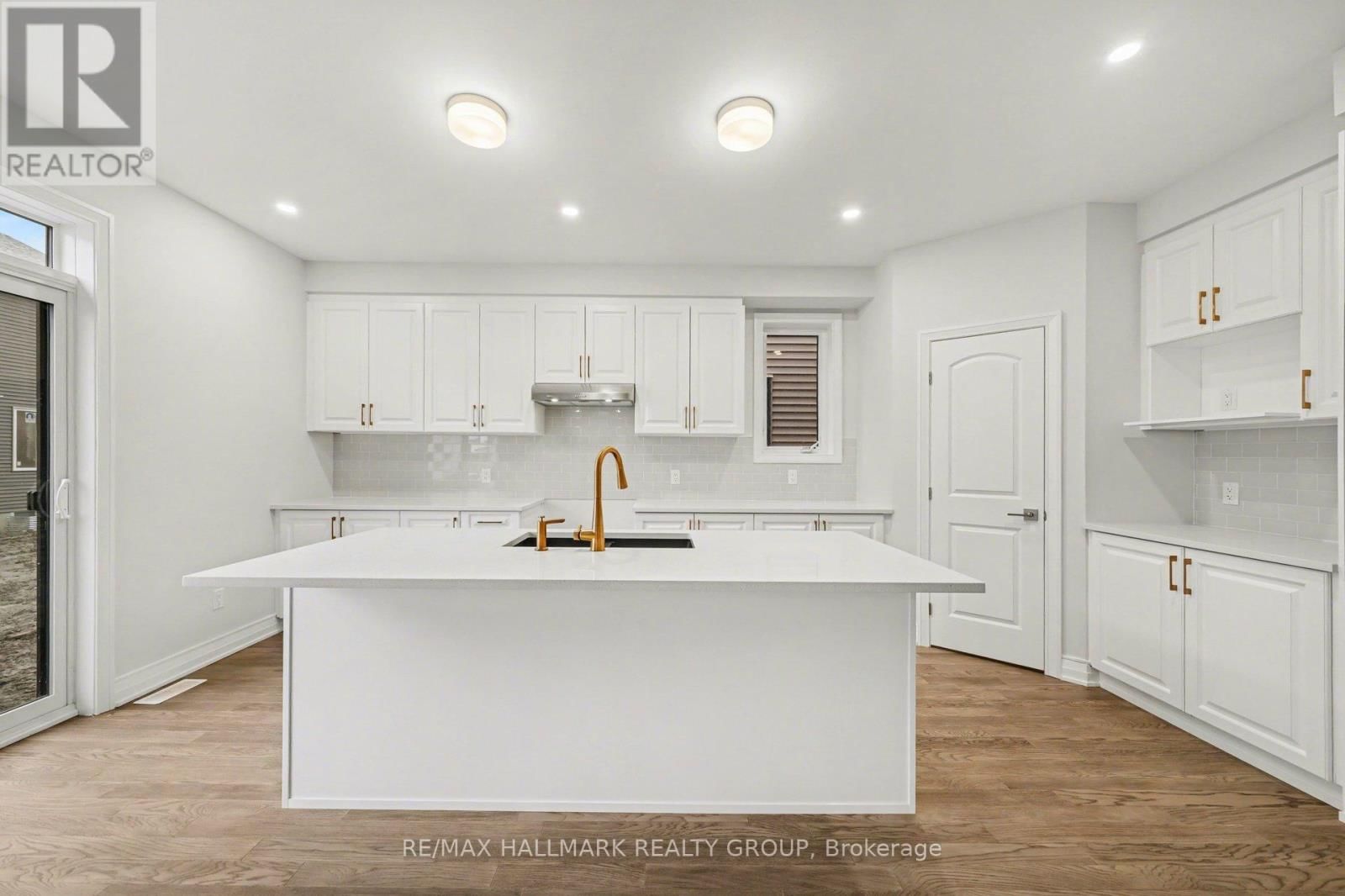 122 VIBURNUM TERRACE Image 8